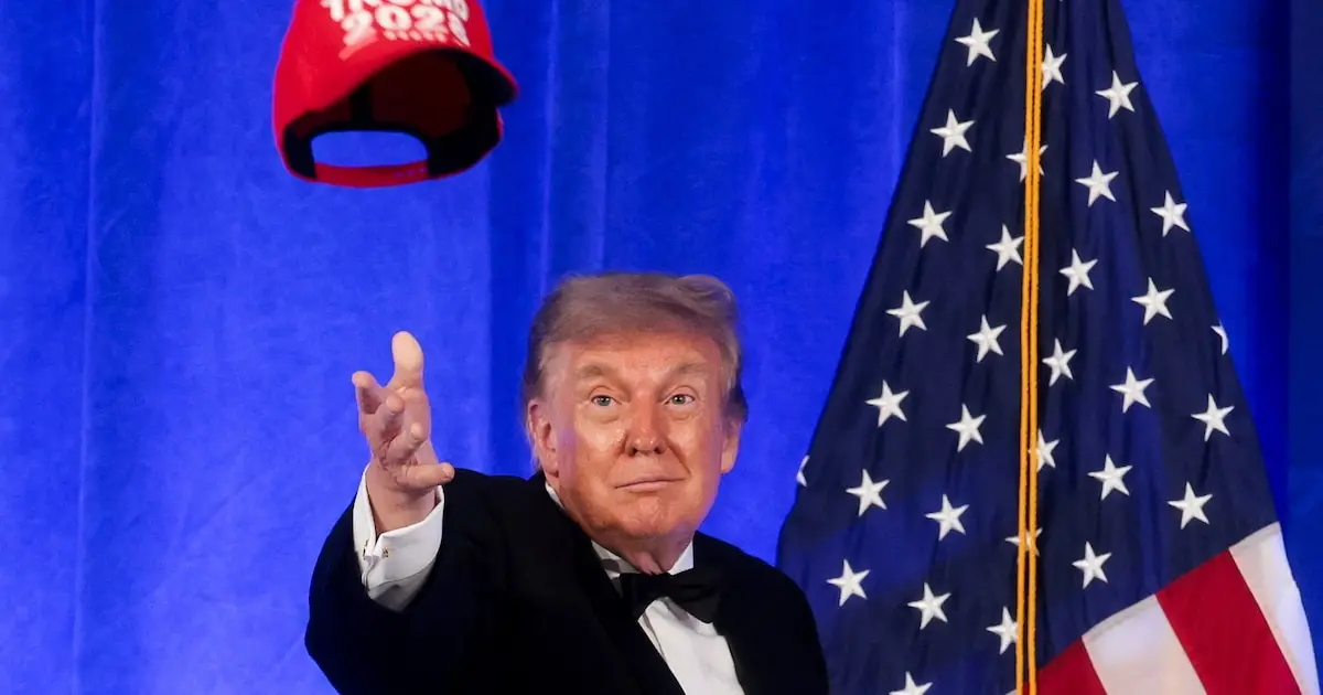Trump maakt grap over twerken en hint op verkiezingen 2028 tijdens correspon­den­ten­di­ner