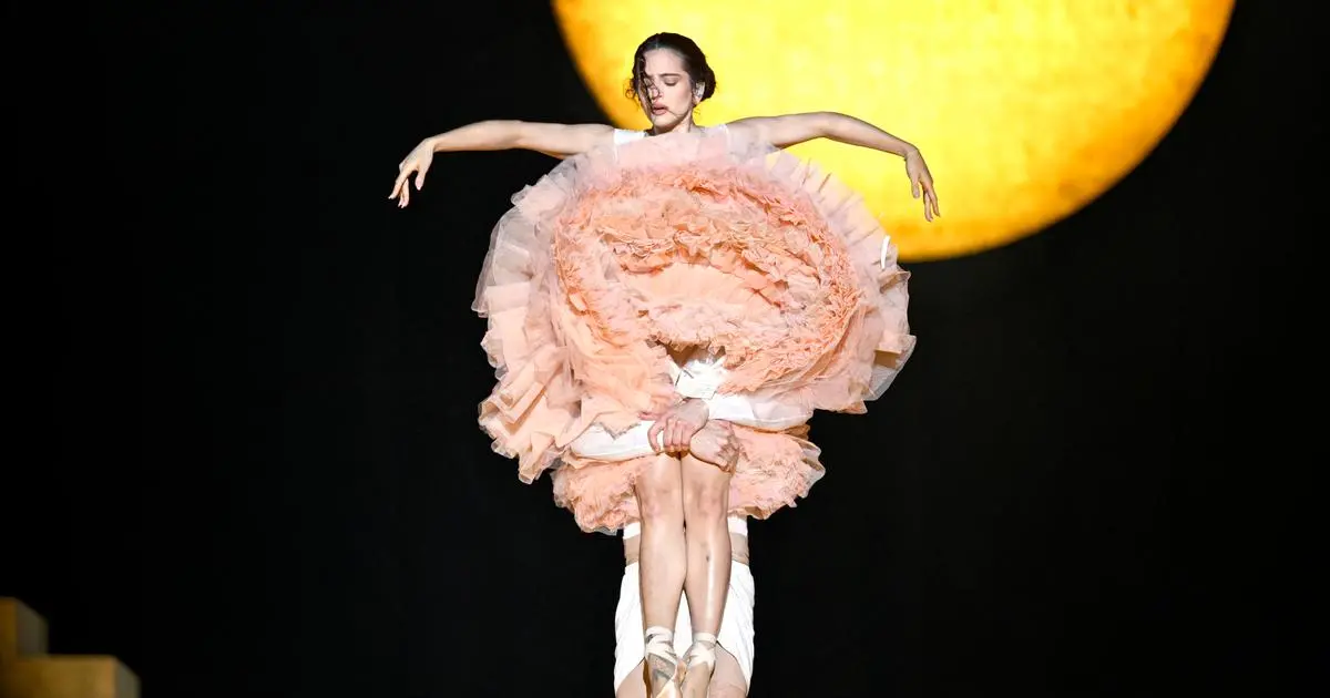 Rosalía lance sa tournée “Lux Tour” à Lyon et éblouit la presse espagnole